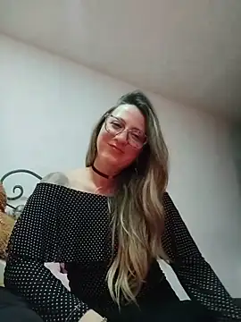 Snapshot of VALELUXX chatting on May 9, 3:12 am VALELUXX online show from May 9, 3:12 am