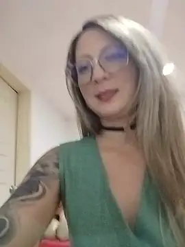 Snapshot of VALELUXX chatting on May 13, 3:15 am VALELUXX online show from May 13, 3:15 am