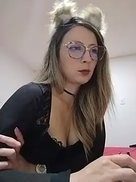 Snapshot of VALELUXX chatting on May 14, 2:07 am VALELUXX online show from May 14, 2:07 am