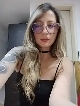 Snapshot of VALELUXX chatting on May 16, 2:19 am VALELUXX online show from May 16, 2:19 am