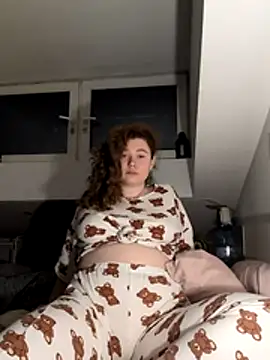 Snapshot of AmeliFoxi chatting on April 15, 8:42 pm AmeliFoxi online show from April 15, 8:42 pm