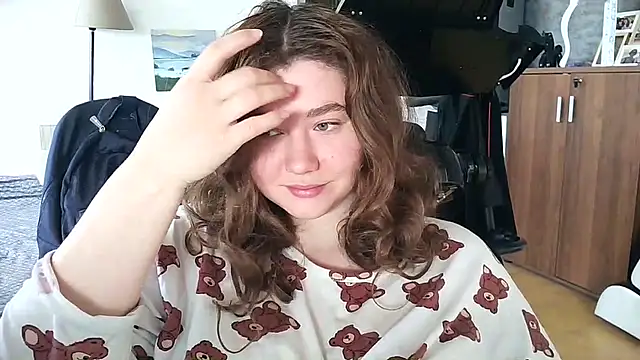 Snapshot of AmeliFoxi chatting on April 25, 8:17 am AmeliFoxi online show from April 25, 8:17 am