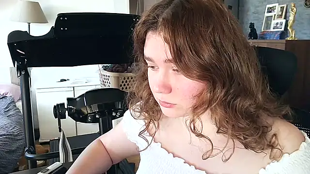 Snapshot of AmeliFoxi chatting on May 1, 10:53 am AmeliFoxi online show from May 1, 10:53 am