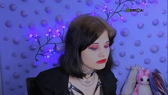 nikki kiss  online show from April 17, 9:01 am