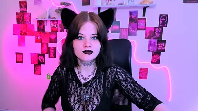 nikki kiss  online show from May 25, 9:15 am