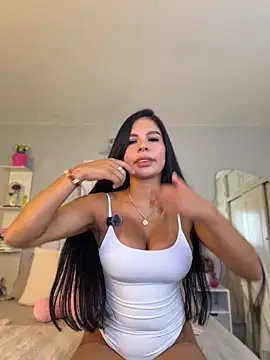 Snapshot of Elara_Luxe chatting on May 15, 9:44 pm Elara Luxe online show from May 15, 9:44 pm