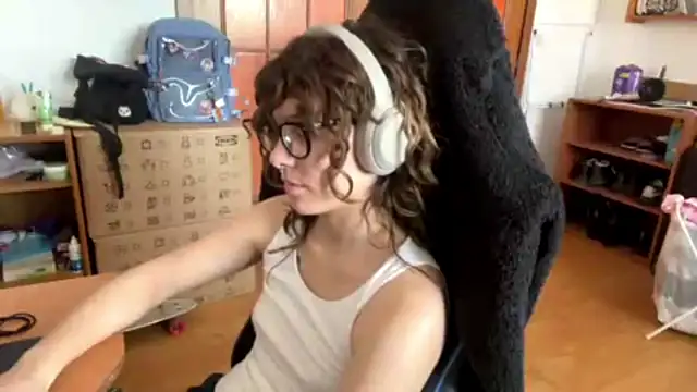 PillowPeachX online show from May 4, 2:46 pm