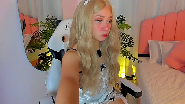 Snapshot of sweett_fire chatting on April 23, 5:37 pm sweett fire online show from April 23, 5:37 pm