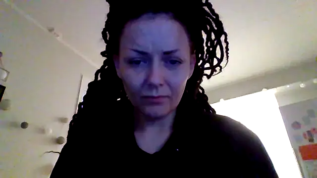 Snapshot of shyhornymommy chatting on April 24, 7:27 pm shyhornymommy online show from April 24, 7:27 pm