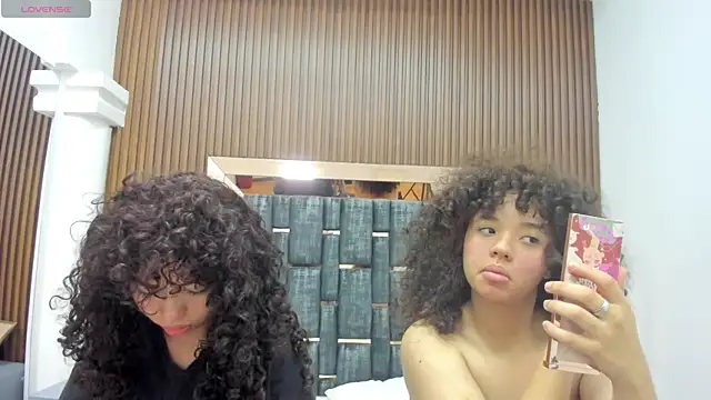 Chloe and Violeta online show from May 2, 11:59 am