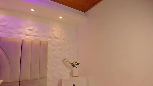 Chloe and Violeta online show from June 18, 7:18 pm