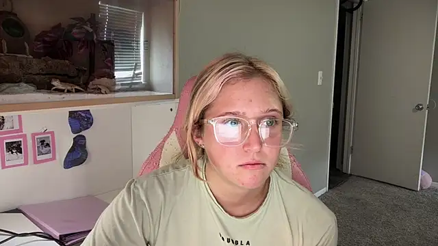 MUSCLEMOMMY1365 online show from May 25, 7:09 pm