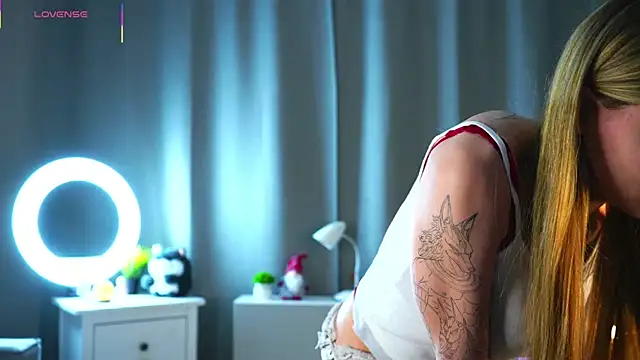 LesleeOpenshaw online show from April 19, 6:10 pm