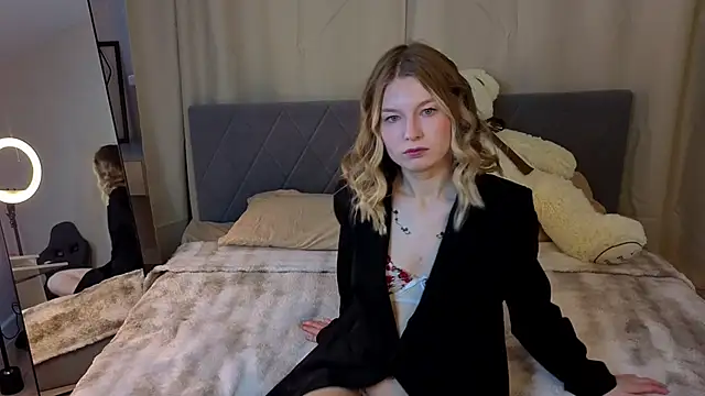 Lisa Hummi online show from April 17, 1:19 am