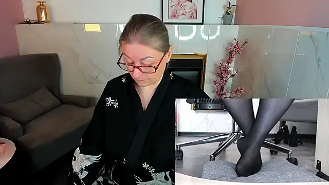 Snapshot of Alexandra_Kind chatting on June 16, 1:47 pm Alexandra Kind online show from June 16, 1:47 pm