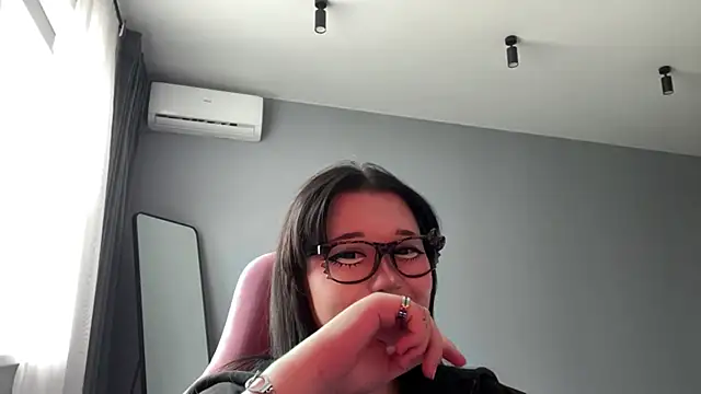 Alinalovelove online show from April 17, 1:03 pm