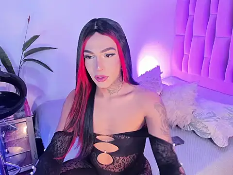nicolebrunett online show from May 22, 12:33 pm