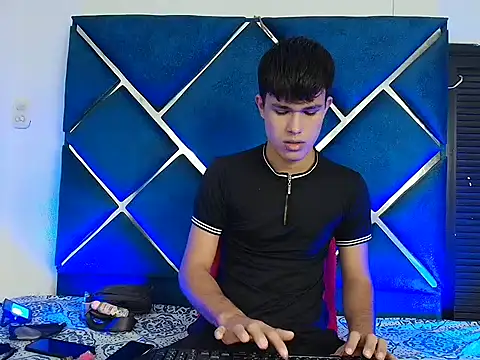 EdwinBoys online show from April 21, 1:06 pm