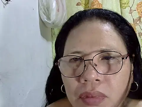 Snapshot of HottyCurlyPeanut chatting on April 25, 2:58 pm HottyCurlyPeanut online show from April 25, 2:58 pm