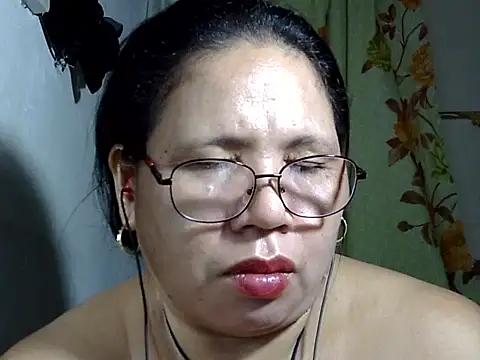 Snapshot of HottyCurlyPeanut chatting on May 22, 7:52 pm HottyCurlyPeanut online show from May 22, 7:52 pm