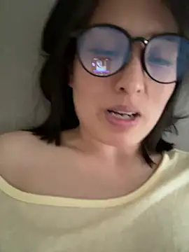 Snapshot of Faye-baby chatting on April 28, 2:27 am Faye-baby online show from April 28, 2:27 am