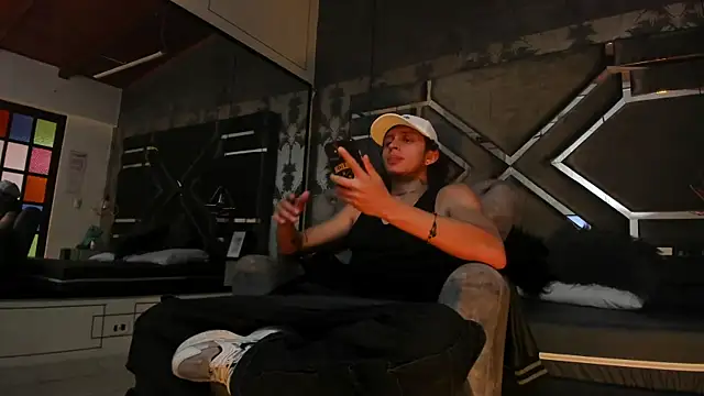 JayTaylorr online show from April 23, 12:29 pm
