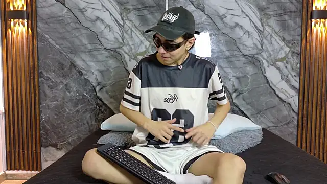 NoahWalker   online show from July 13, 11:02 am