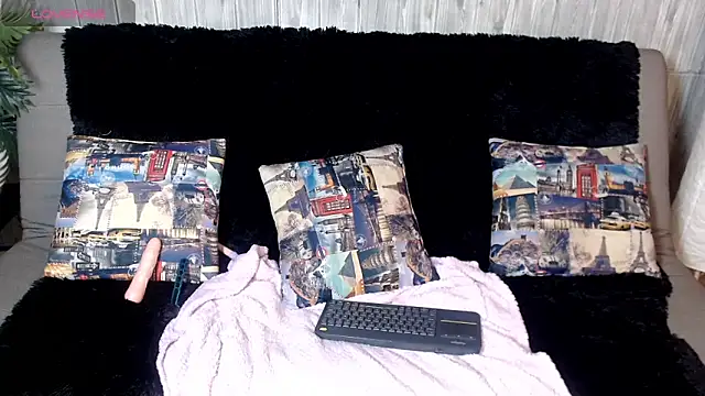 Luna  Cortez online show from April 27, 12:58 pm