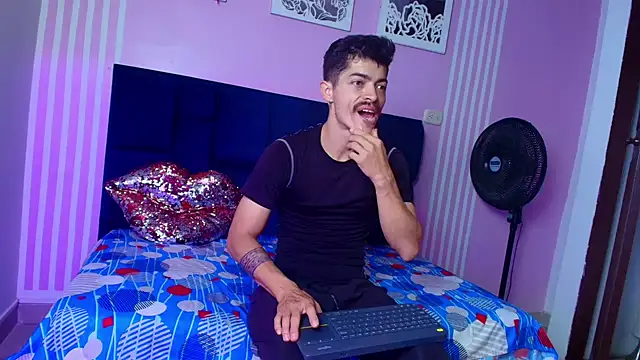 Snapshot of taylor_Stele chatting on June 12, 7:35 pm taylor Stele online show from June 12, 7:35 pm