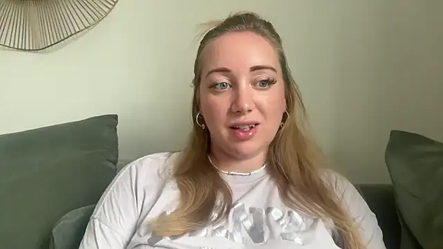Snapshot of arielsweetieee chatting on July 15, 8:41 am arielsweetieee online show from July 15, 8:41 am