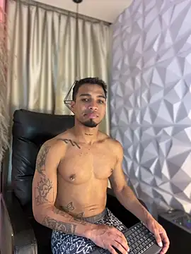 Snapshot of beako_strong chatting on April 29, 11:33 pm beako strong online show from April 29, 11:33 pm