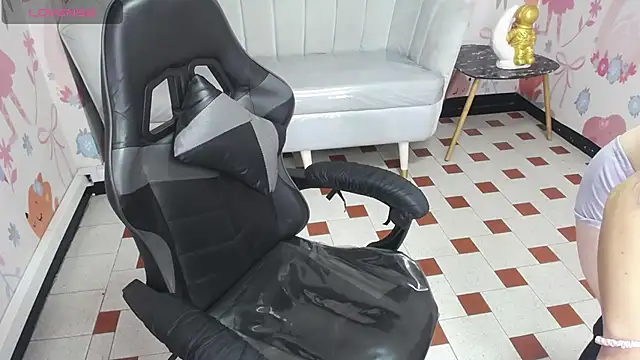 Snapshot of Luxury_11v chatting on April 27, 7:56 pm Luxury 11v online show from April 27, 7:56 pm