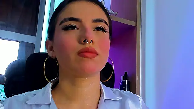 Snapshot of isabella_hv chatting on June 5, 6:46 pm isabella hv online show from June 5, 6:46 pm