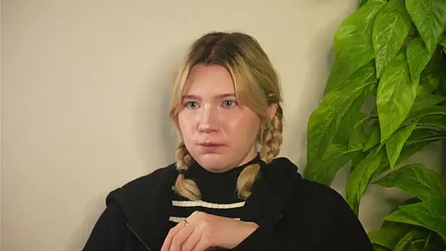 VennieLippe online show from April 23, 5:19 am