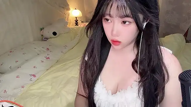 Snapshot of SweetButWildbaby chatting on May 12, 2:03 pm SweetButWildbaby online show from May 12, 2:03 pm