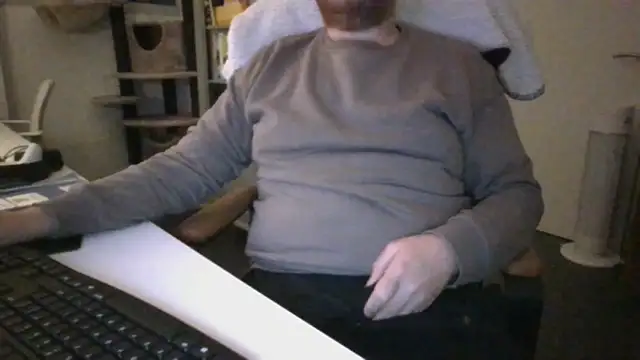 Snapshot of richard9718 chatting on May 6, 8:25 pm richard9718 online show from May 6, 8:25 pm