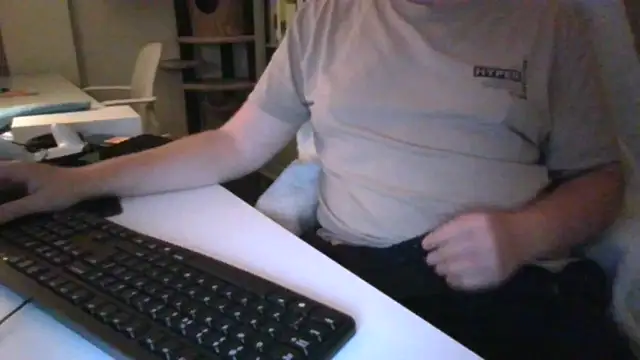 Snapshot of richard9718 chatting on May 9, 10:37 pm richard9718 online show from May 9, 10:37 pm