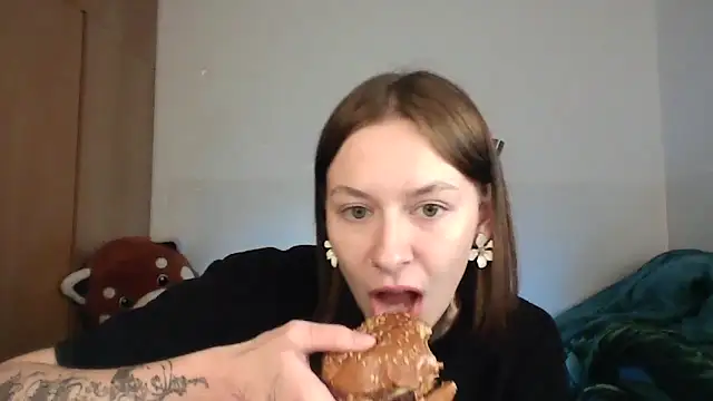 Snapshot of JuicyErika chatting on May 3, 10:05 pm JuicyErika online show from May 3, 10:05 pm