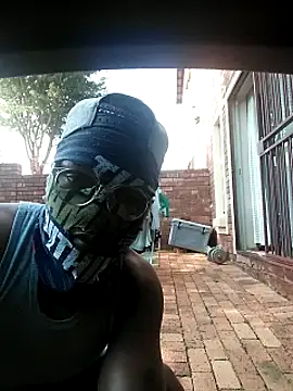 Snapshot of LunjeSA chatting on June 10, 11:31 am LunjeSA online show from June 10, 11:31 am