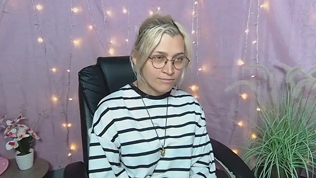RubyDaviss online show from May 4, 8:10 am