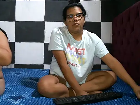 Snapshot of Valery-Khloe chatting on July 1, 2:02 am Valery-Khloe online show from July 1, 2:02 am