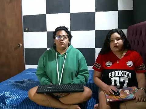 Snapshot of Valery-Khloe chatting on July 5, 12:50 am Valery-Khloe online show from July 5, 12:50 am