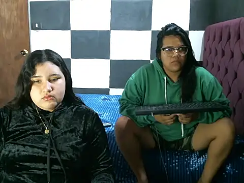 Snapshot of Valery-Khloe chatting on July 6, 10:34 pm Valery-Khloe online show from July 6, 10:34 pm