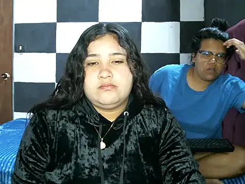 Snapshot of Valery-Khloe chatting on August 5, 4:15 am Valery-Khloe online show from August 5, 4:15 am