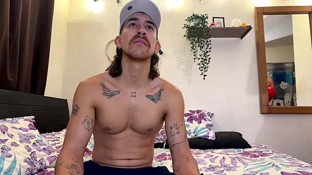 Snapshot of Aaron_wheel chatting on May 3, 3:01 am Aaron wheel online show from May 3, 3:01 am