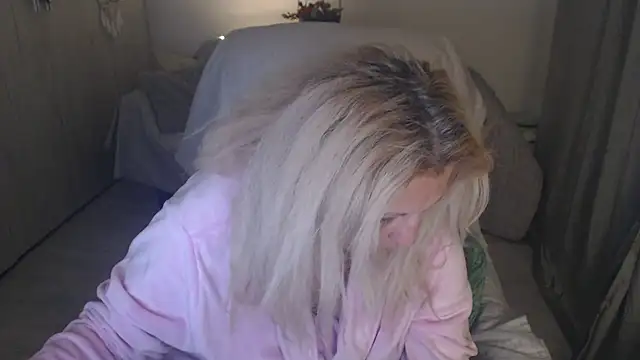 Divineblond online show from April 12, 8:03 pm