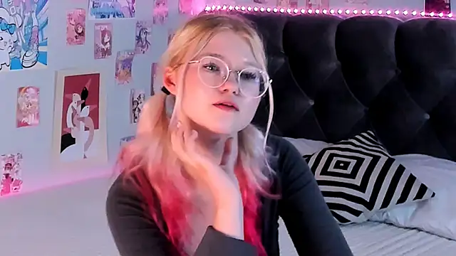 Snapshot of LunariaFox chatting on May 31, 6:09 pm LunariaFox online show from May 31, 6:09 pm
