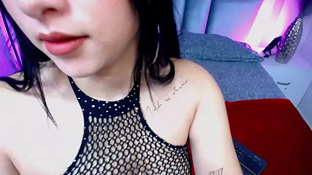 Snapshot of EmmyCastillo chatting on July 7, 2:10 pm EmmyCastillo online show from July 7, 2:10 pm