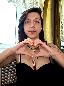 Snapshot of HeyyLuna chatting on May 5, 6:10 am HeyyLuna online show from May 5, 6:10 am