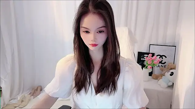 Snapshot of Ella-001 chatting on April 29, 9:13 am Ella-001 online show from April 29, 9:13 am